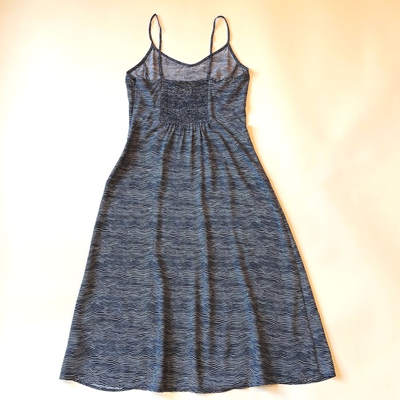 Old Navy Blue Wavy Stripe w Spaghetti Strap Midi Sun Dress Womens XS EUC - Picture 4 of 8